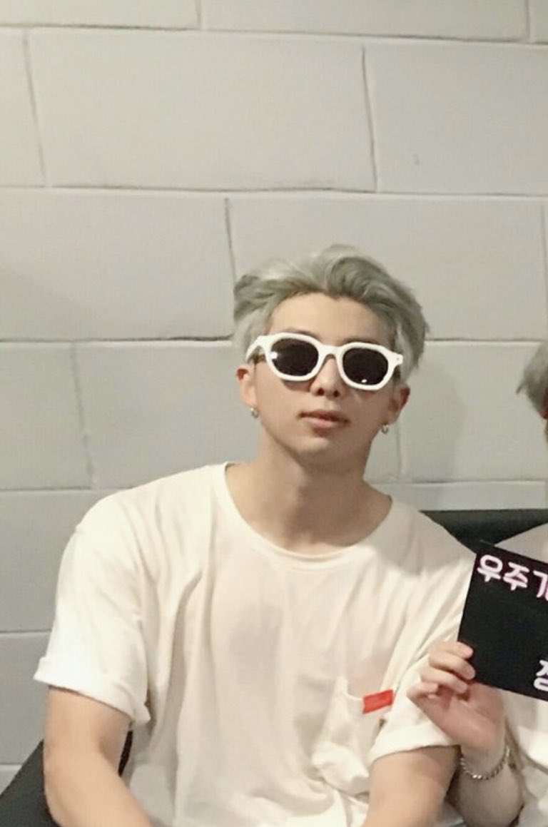 gcmoonchild's tweet photo. i see no difference https://t.co/j1OknppC5M