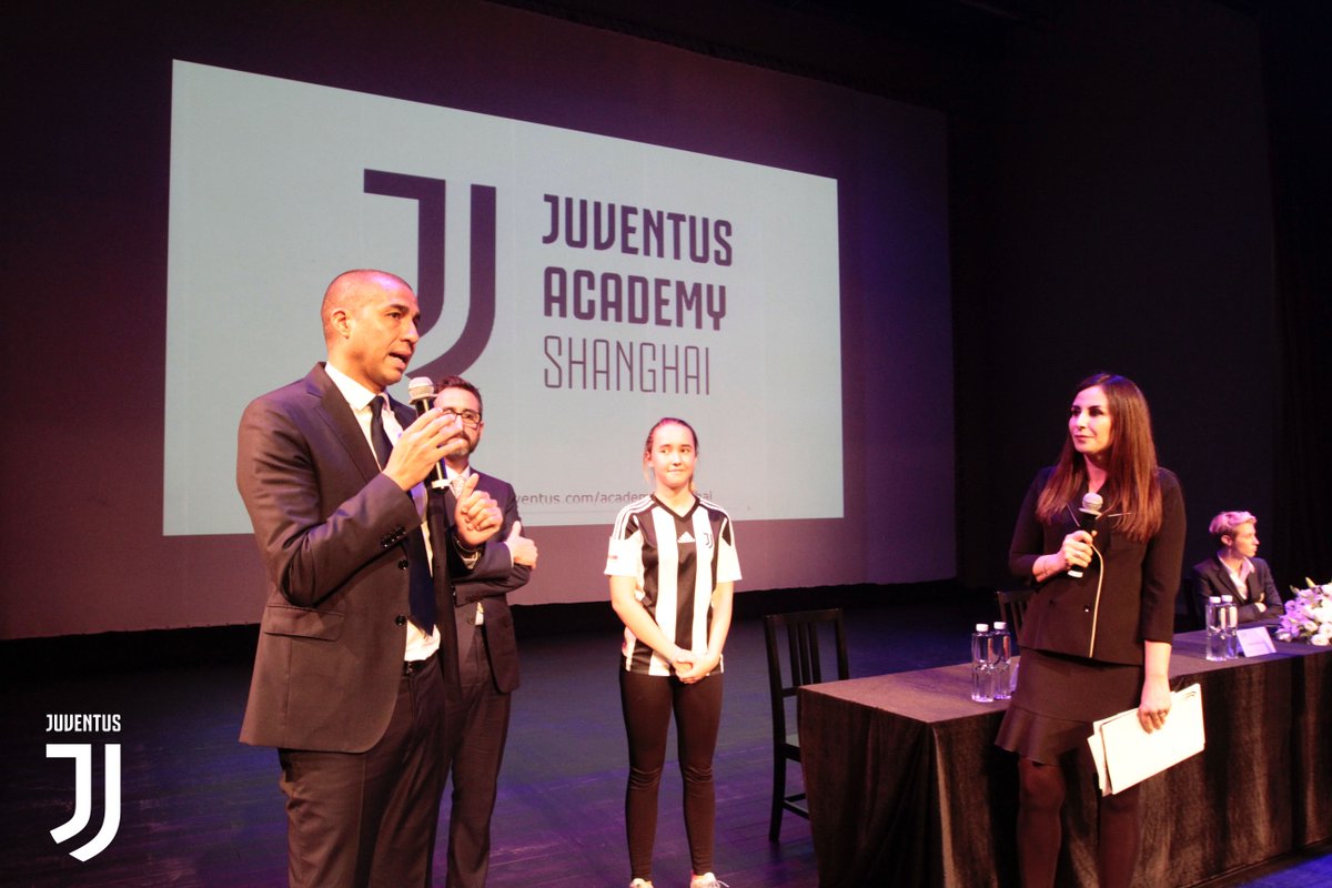 Lanciata ufficialmente la nuova #JuventusAcademy di Shanghai! ⚪️⚫️
E' la quinta Juventus Academy in Cina! 🇨🇳
@Trezegoldavid 🤝🎉