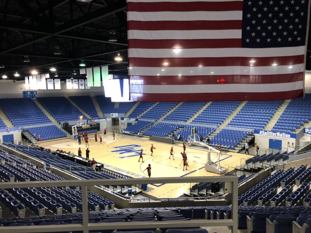 GetQuicker's tweet photo. AM shoot around... #GoBearsGoAmerica #CloseTheGap #WeAreLR 🐻🏀🇺🇸 https://t.co/VUhwoTFq3x