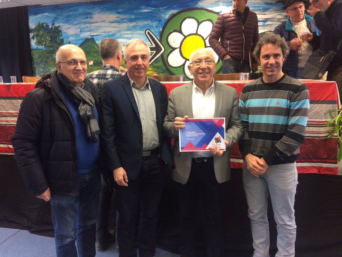 BATERAeh's tweet photo. Goiz honetan ipar euskal herriko gobernantzari buruzko herritar auditaren emaitzak aurkeztu ditugu eta @JreneEtchegaray lehendakariaren esku eman. 

https://t.co/j4PdyS7V2X https://t.co/9by9weERkA