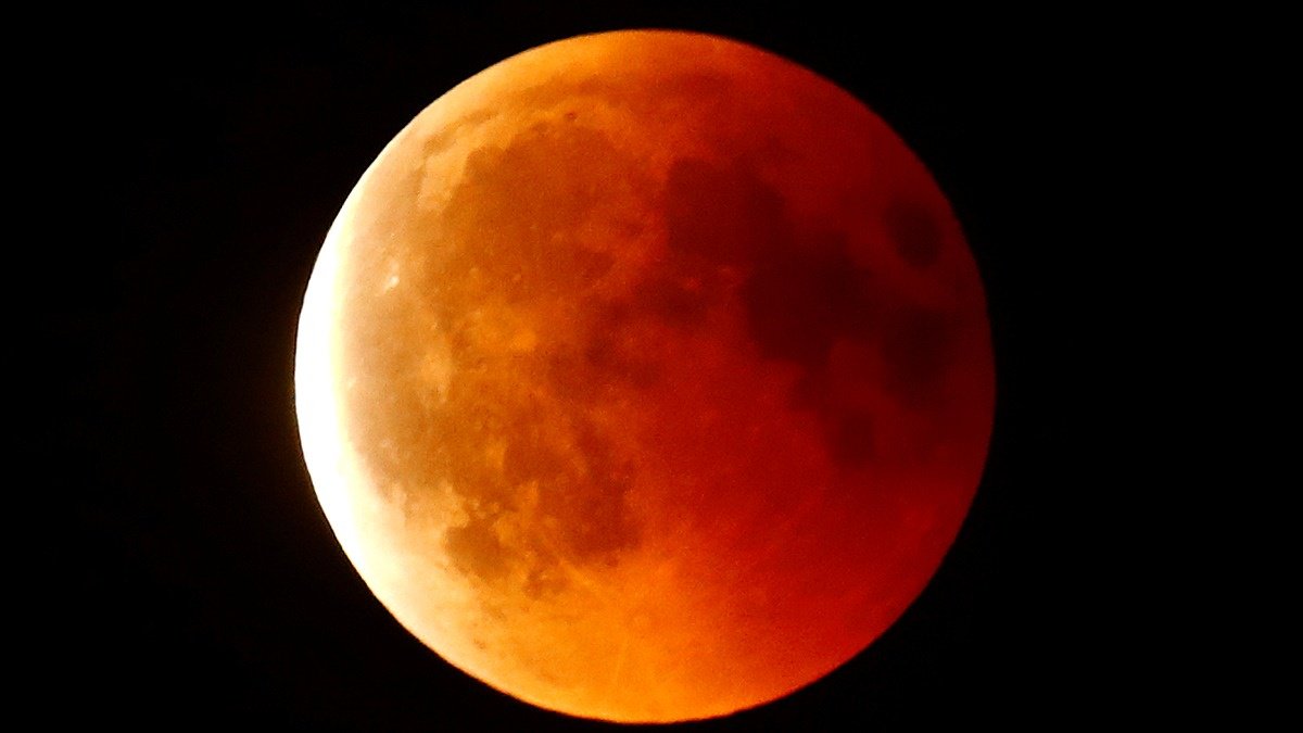 'Super Blood Wolf Moon' awaits howls of delight in U.S. https://reut.rs/2FJ5kV2