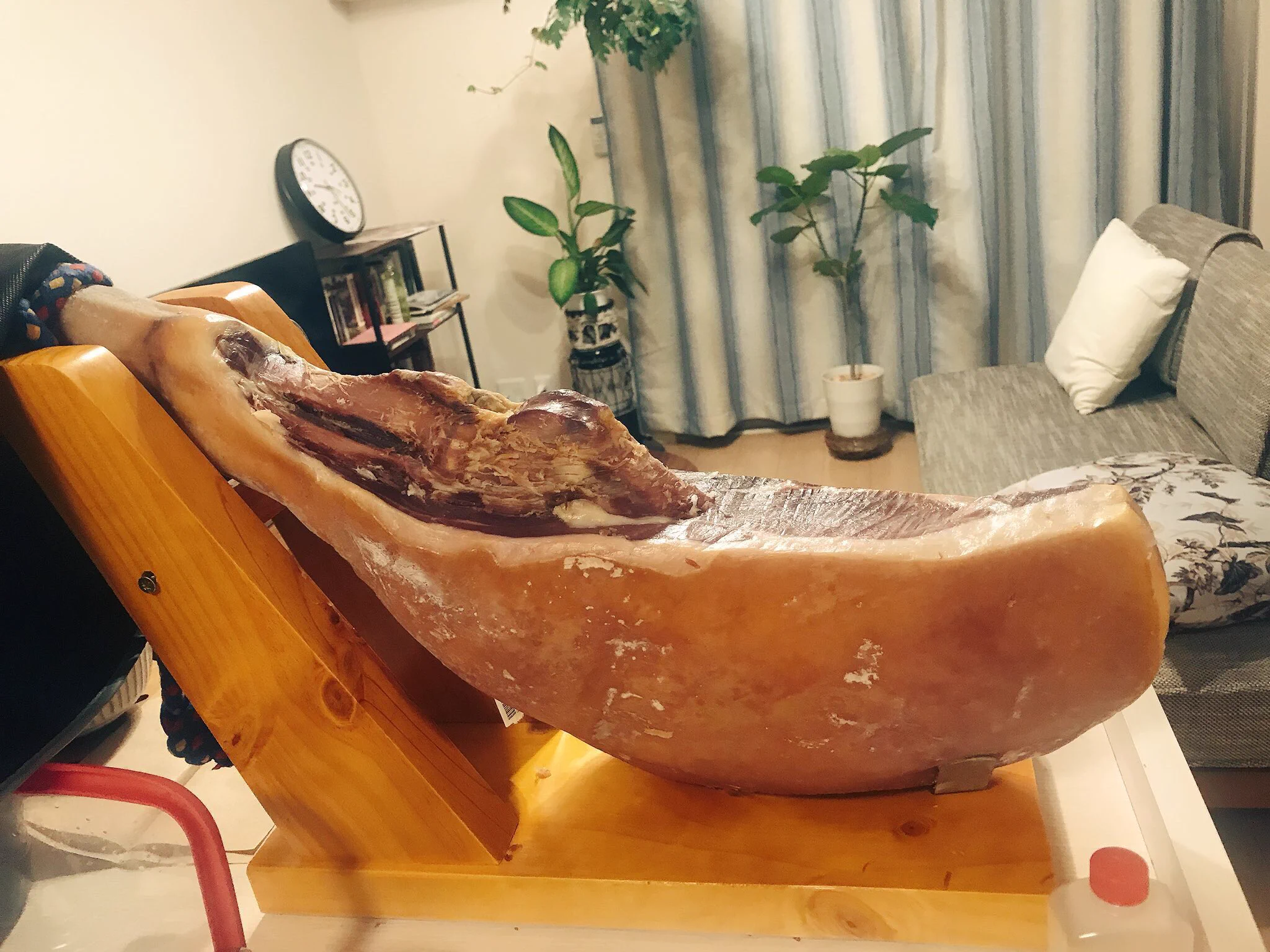 切りたての生ハムが味わえる原木と同居するメリット！！