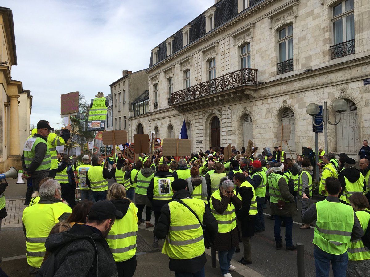 Environ 200 gilets jaunes ont défilé dans le calme dans les rues de Mont de Marsan. Ils sont actuellement devant la Préfecture ⁦<a href="/SO_Landes/">Sud Ouest Landes</a>⁩ ⁦<a href="/sudouest/">Sud Ouest</a>⁩