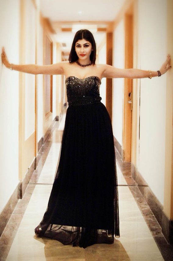 ushmatyagi's tweet image. Show ready for Renovite💫
#blackgown #gownstory #ootd