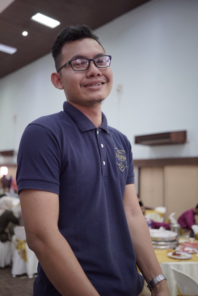 StudioKenangan's tweet photo. Akim sangat rajin
Akim berdiri sepanjang majlis
Berapa bintang nk bg akim? 

#kenanganinternshipprogram https://t.co/Y3nogzAtu8