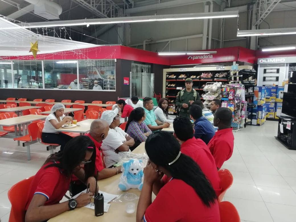 DevalPolicia's tweet photo. En #Buenaventura capacitamos a empleados de un establecimiento comercial sobre recomendaciones de seguridad, de igual forma se le socializo el programa de participación cívica y se les dio a conocer la ley 1801 del #CNPCC #MásCercaDelCiudadano https://t.co/pbFNDmThDO