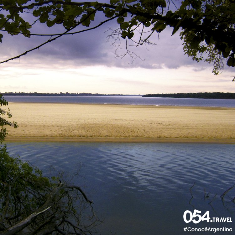 054travel_'s tweet photo. >>> El lugar más tranquilo del mundo.

O al menos esa  fue la sensación en los bancos de arena en el Río Uruguay, cerca de Colón, Entre  Ríos.

Naturaleza virgen, selva, el canto de los pájaros y una paz que te acaricia el alma.

#ConocéArgentina
 https://t.co/r9SXUXS8CG https://t.co/jhHGxKN9AO