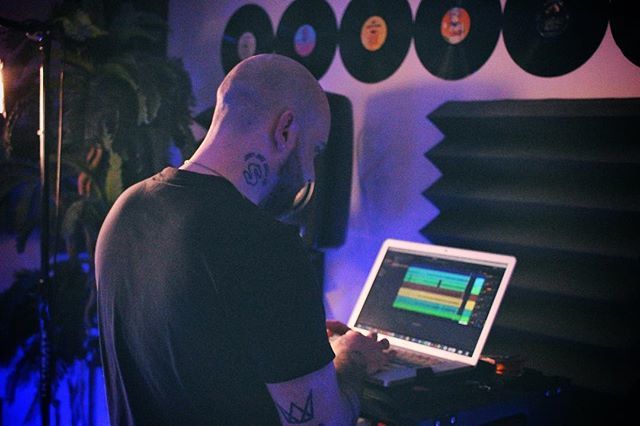 therealdjdollar's tweet photo. In my natural habitat 🦍 https://t.co/D2h5vWaFqV https://t.co/msYBiiRJOj