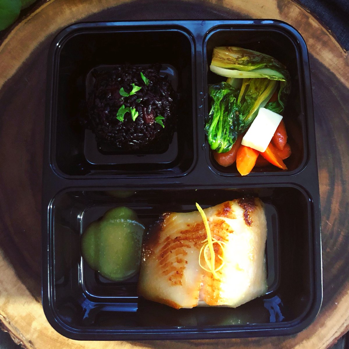 beet_turnip's tweet photo. Busy &amp; looking for help with meal-prep? Contact me &amp; we can talk about how you can have personalized, delicious &amp; healthy meals ready for you right when you get home!
Miso-marinated Black Cod, Japanese black rice studded with apricots, sautéed carrots &amp; baby bok choy. #chef #food https://t.co/z363bZDaQJ