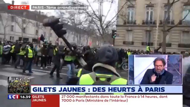 10e samedi de mobilisation des #GiletsJaunes : à #Paris des manifestants détruisent un feu de signalisation.
📺#La26