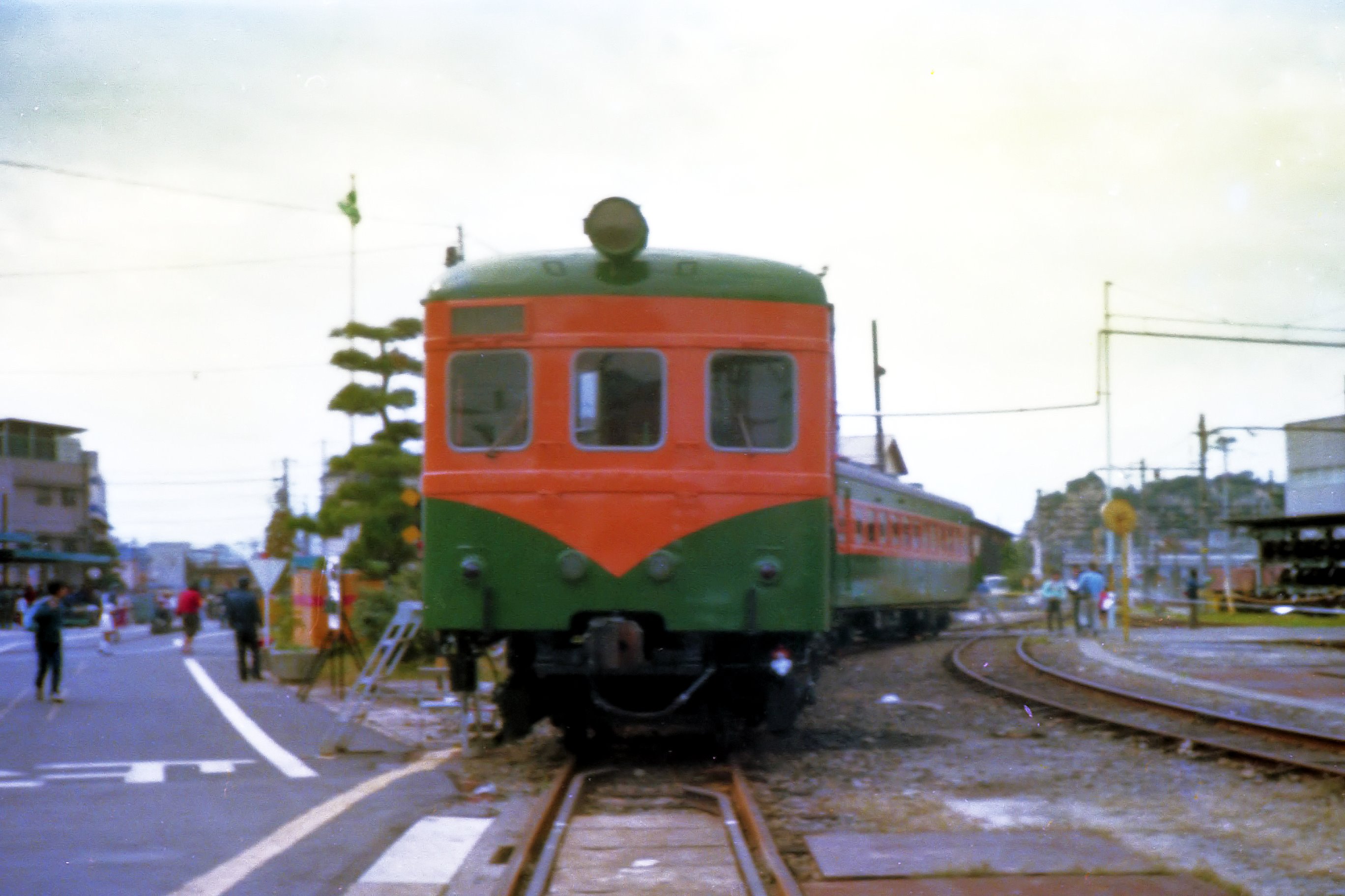 Simo En Twitter 1985年広島車両所公開で撮影しました 交通科学博物館へ展示の為 復元が行われた80系車両の公開や 500円を支払うと73系を運転することが出来る 体験号等の催しが行われていました T Co Rmw8g7i5i8 Twitter