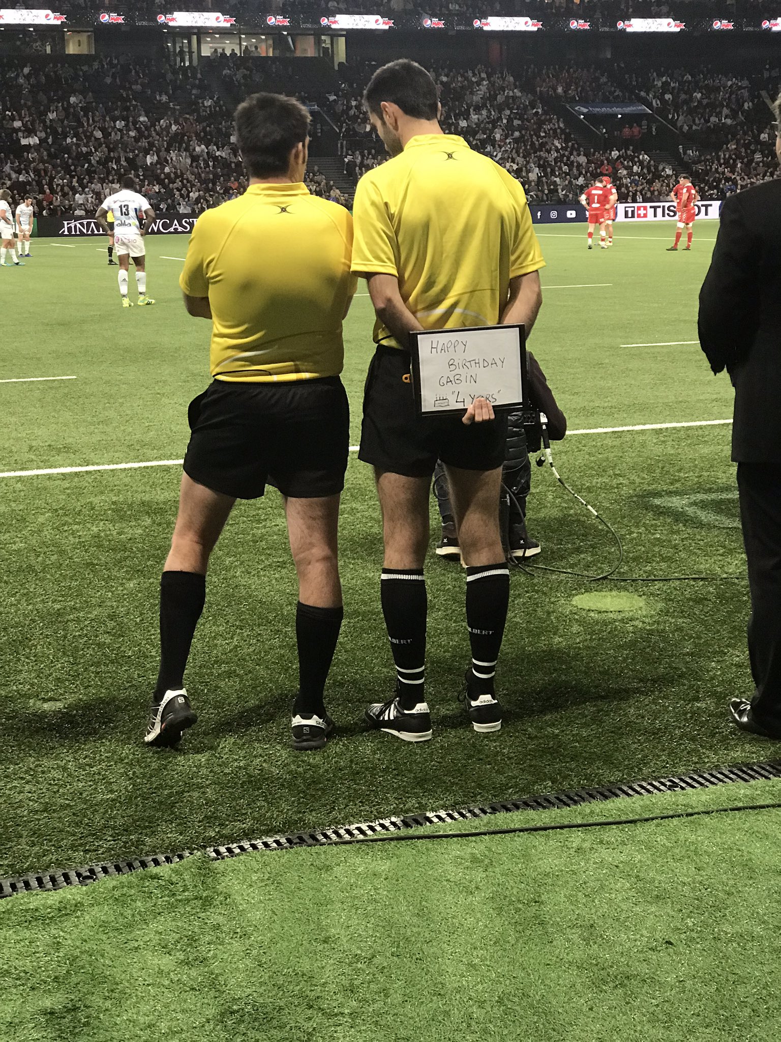 France Tv Sport Les Arbitres Assistants Du Match Ont Un Message A Faire Passer Joyeux Anniversaire Gabin R92sca R92vsca Championscup T Co 7rniw1ixb4 France Tv Sport Les Arbitres Assistants Du Match Ont Un Message A Faire Passer Joyeux Anniversaire Gabin R92sca R92vsca Championscup T Co 7rniw1ixb4