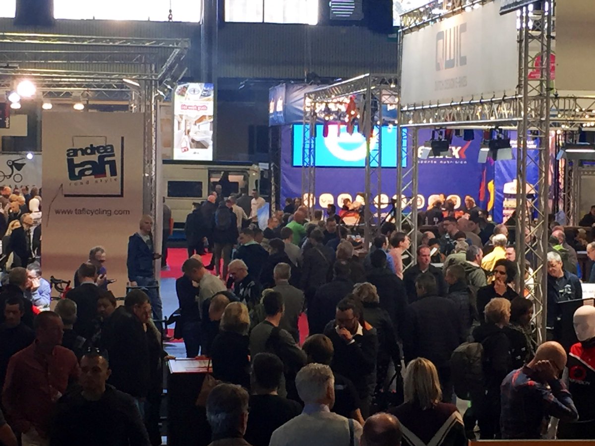Koers- en fietsgek land! <a href="/Velofollies/">Velofollies</a> #crowded #lotsofvisitors #fun #kortrijkxpo