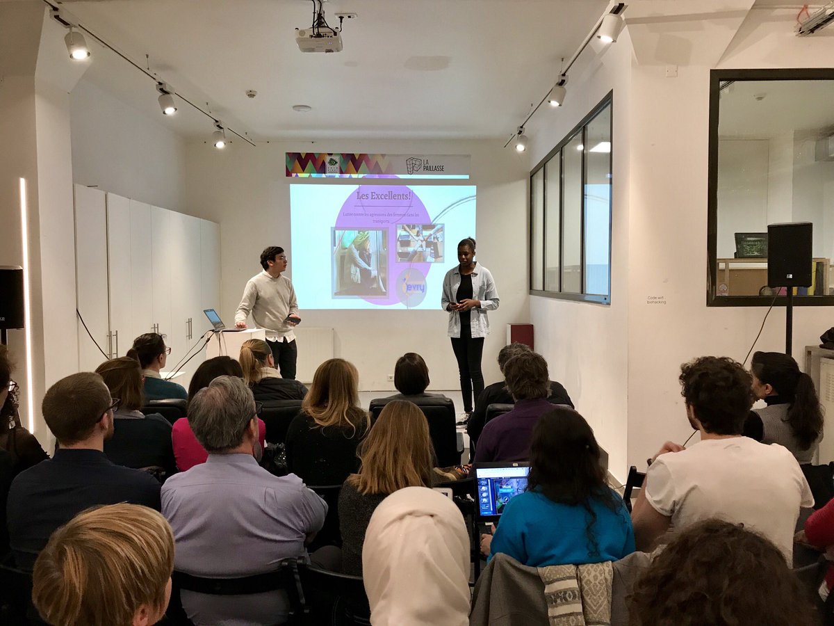 reboot_campus's tweet photo. @ChallengeSafe : étape finale avec le Grand Oral des participants. Pour commencer, une des équipes issues de l’UEL « Entreprendre » de @UnivEvry en compagnie de Brigitte Pezon du Pôle « Relations Entreprises et Monde Économique ». https://t.co/1nzRaRws5w