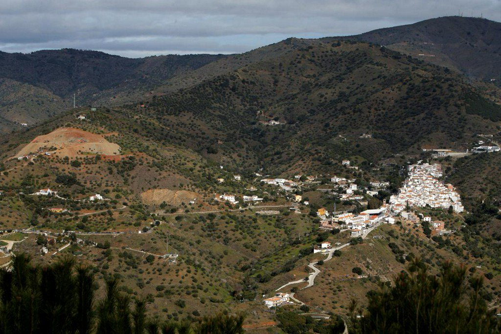 Spanish rescuers start drilling to reach boy trapped in well https://reut.rs/2DlkfTD