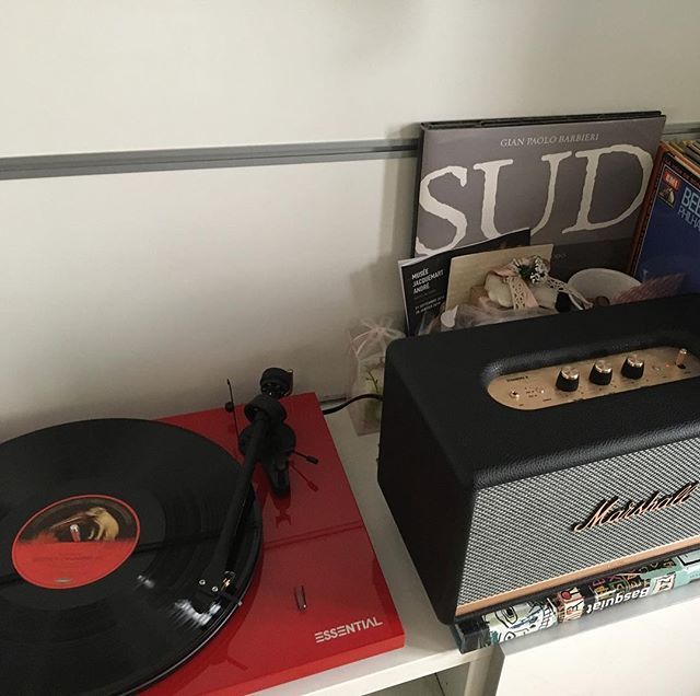 jecoursparis's tweet image. Écouter &quot;sultan of swing&quot; (dire straits) sur vinyle après quelques années #35yearchallenge 😱😊😉Rien de neuf sauf que là je pete un câble (#marshall #projectessential3 #bluethoot) pour les prix !! bit.ly/2DlUuCY