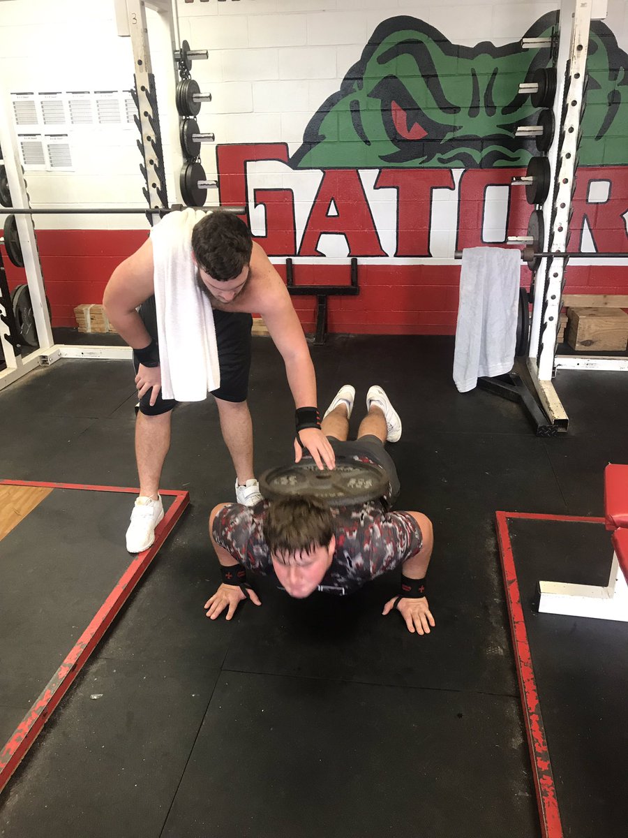 coachbjohns's tweet photo. Back to the good old days trying to chase that 💍.....Saturday morning grind with weighted bench dips and pushups!  #olddays #championships https://t.co/DCdeHkjjJU