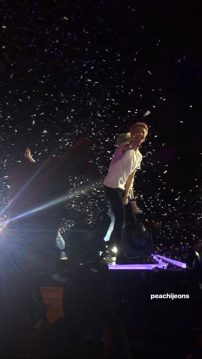 peachijeons's tweet photo. jimin blew a kiss at us!!! #LOVEYOURSELFinSG #LOVEYOURSELFSG https://t.co/MRwpxYaUTW