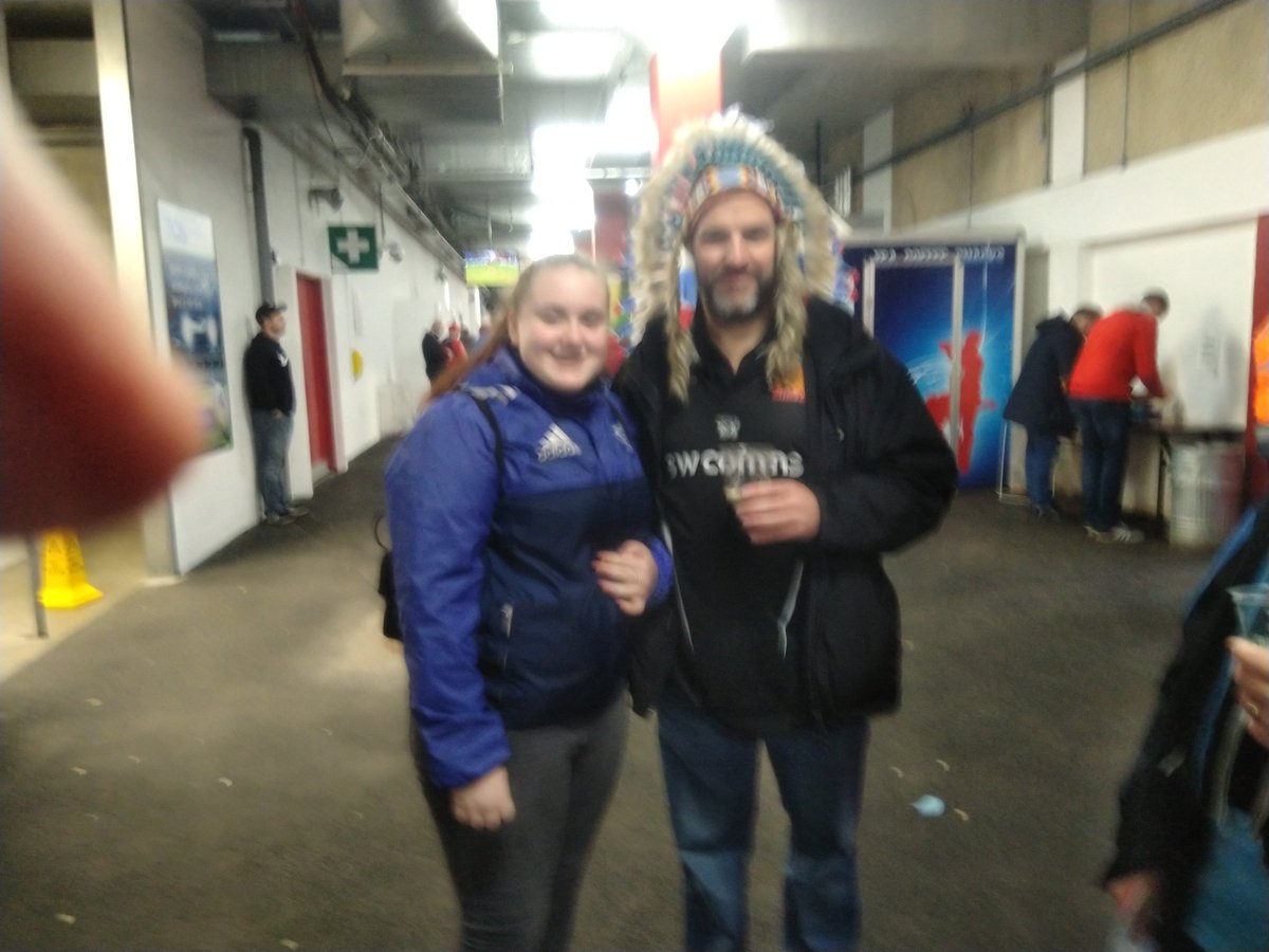mjjheno's tweet photo. Trying to negotiate for headdress @Munsterrugby #MUNvEXE @ExeterChiefs https://t.co/hnRgL0SuqB