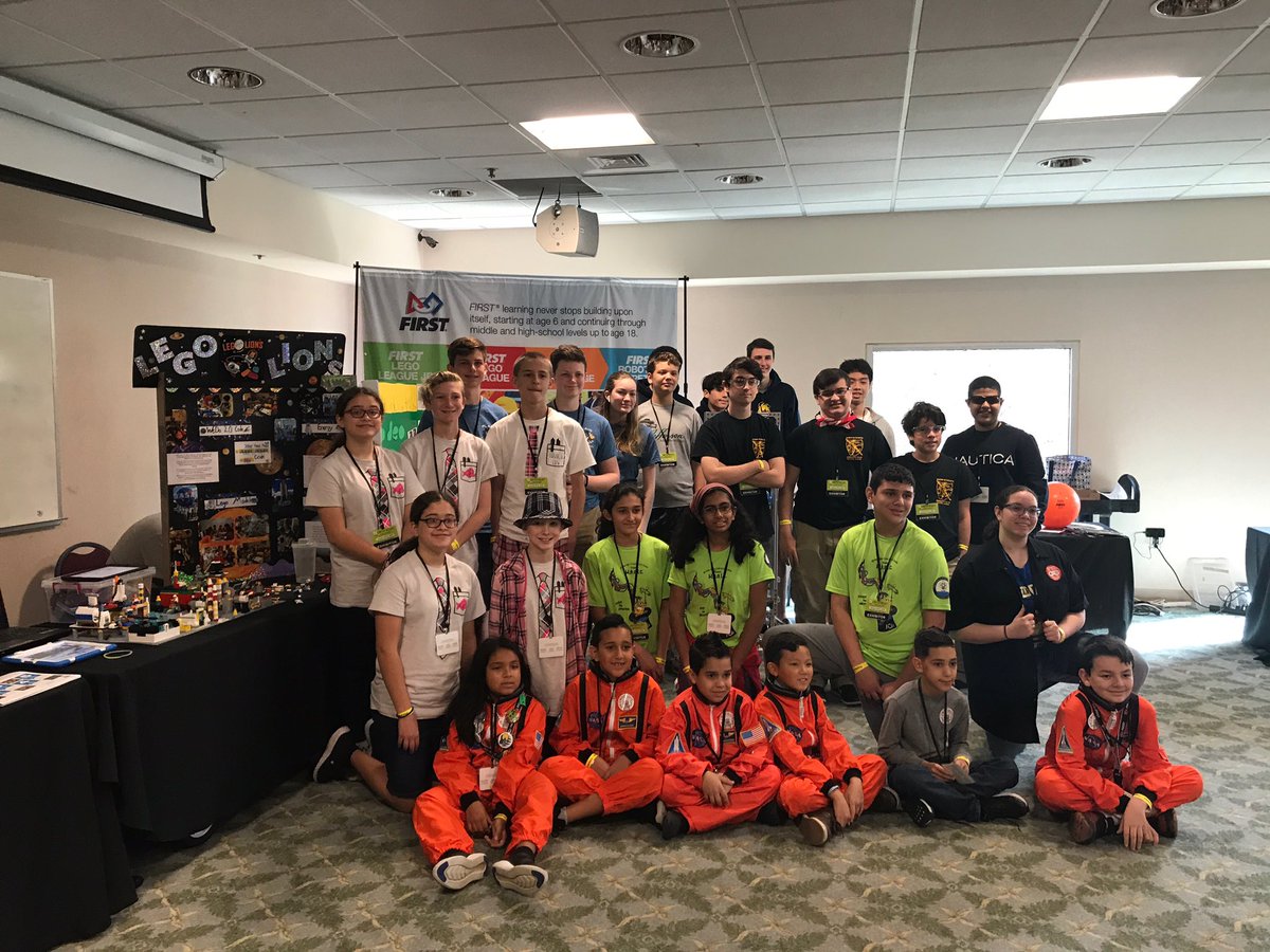 plaidpiranhas's tweet photo. Having a ton of fun!  #OMGrobots #firstlikeagirl #otronicon https://t.co/axior4mNH0