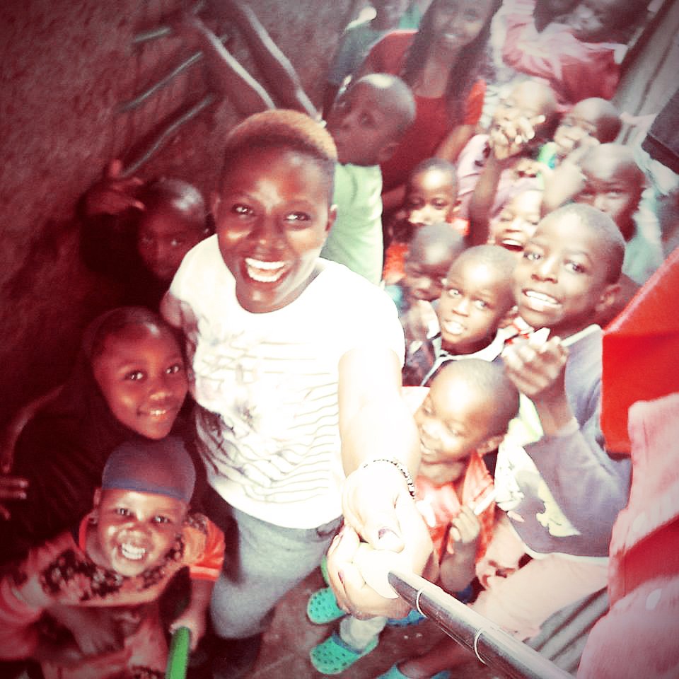 vm_talk's tweet image. One of our 'stars' visiting our lunch club project in Kibera with some of her friends and getting 'stuck in'. Preparing lunch, peeling potatoes, cooking, serving and doing the washing up. Well done we are proud of you. 
#kibera #kenya #charity #foodprogram #kids #blessing #selfie