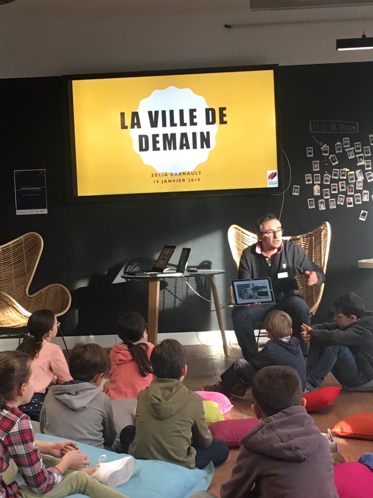 [futur] Les enfants écoutent @ThierryJahier sur le projet de la #navetteautonome 
15 personnes transportées sans chauffeur sans pollution 
Ce projet a été élu par les enfants et ils sont invités par @ThierryJahier de venir faire un trajet dans la navette