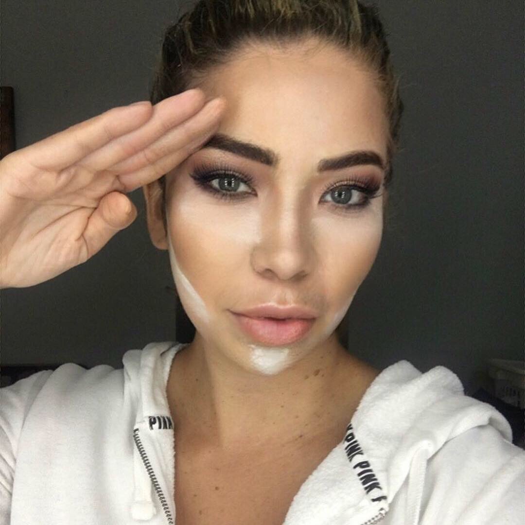 Saluting my fellow contour and highlight queens! As I always say, may your contour blend like it never happened! 💁♀️👑
#makeupblogger #makeupaddict #contour #makeupartist