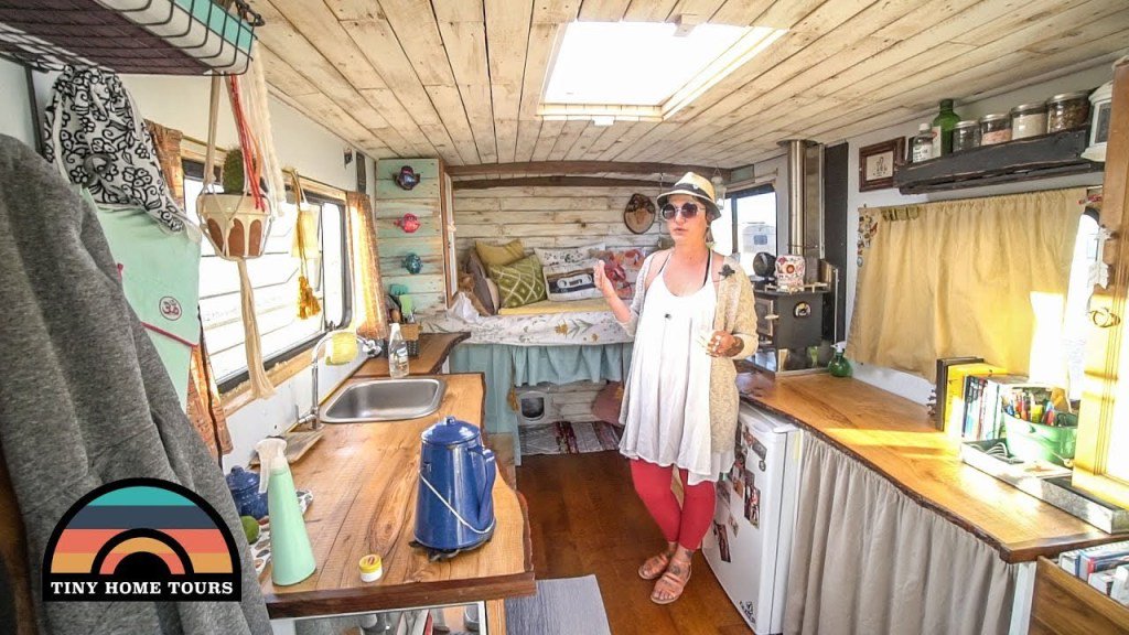 TinyHouseDesign's tweet photo. Single Mom Converted a Fire Truck into Tiny Home https://t.co/tsv3jsqrX0 https://t.co/zuTfOYzHCs