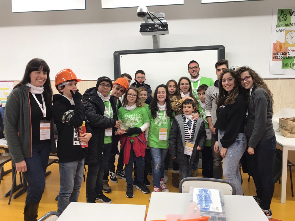 RealejosNazaret's tweet photo. Lo más importante de estas experiencias es lo aprendido, vivido o compartido, pero si además nos vamos con un tercer premio en sigue líneas...nos vamos de vuelta a casa aún más contentos. Gracias a Nazaret por todas estas vivencias! #BeliveBelife #NRoboticsE https://t.co/h0pL8LXh5c