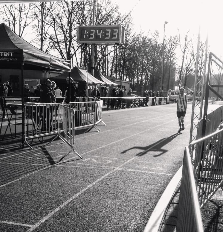 jeroen_wever's tweet photo. Deze foto zegt alles voor mij! Vandaag de halve marathon in Heerde gelopen en het ging super. Oude pr stond op 1:38:06 en vandaag haalde ik daar 3:31 min vanaf! 1:34:35! Het familie record op de halve nu in mijn handen😉! Wat een heerlijk gevoel.
#pr #avpec #familierecord https://t.co/JcDEc92JRu