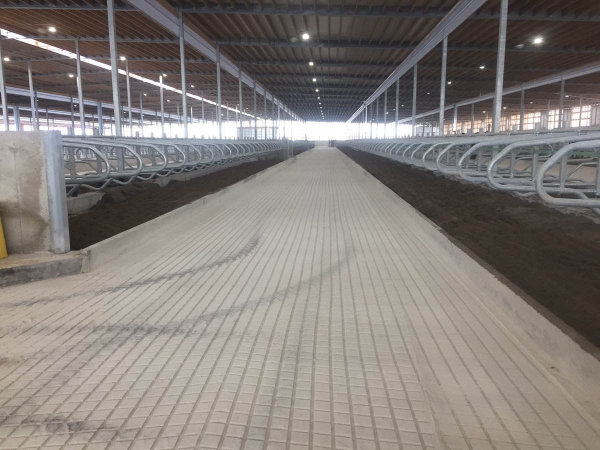 BruceS270's tweet photo. Touring Stonecreek Farms new dairy barn https://t.co/lV3J2ajAsB