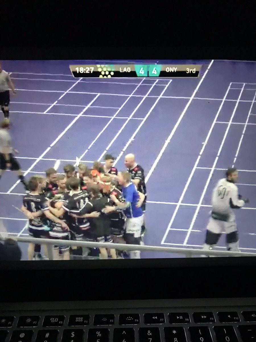 Qinesen's tweet photo. Älskar när man hör seyla skrika och PC har gjort 5-4 till vårat kära @LaganIBK jävligt skönt fast streamen e halvtaskig i Vietnam 😍😍🖤 #fest https://t.co/1wyaY0ARKY