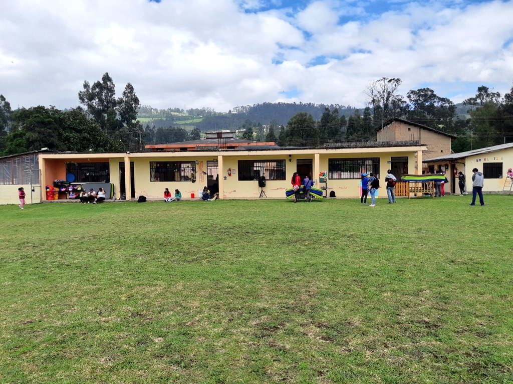 FundacionShey's tweet photo. Se realizó la primera minga para el buen funcionamiento del CDI El Ejido con la colaboración de los padres de familia y personal de la Fundación @FundacionShey en un trabajo mancomunado. @BERTHAVELEZ con todo el amor a nuestros niños! #Fundación #Shey. https://t.co/1cSCTjlJKG