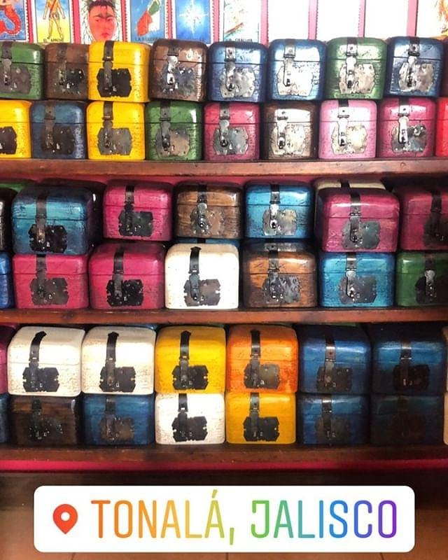 Baúles hechos por artesanos de nuestro mágico pueblo Tonalá Jalisco México
Para que vean que México tiene vida y cultura
Puedes conseguirlos en
EU: http://www.cristinae.com
MX: http://www.cristinae.com.mx
@CristinaEustace
#Mexico #Jalisco #Vida #cultura