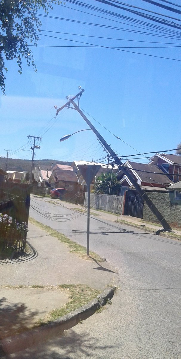 saesa's tweet photo. Informamos #CorteDeEnergia en #ValdiviaCL a causa de #ChoqueAPoste, sectores involucrados Reina Sofía, villa Nueva, Rey Juan Carlos y alrededores. Personal técnico se encuentra en traslado al sector. Entregaremos horario de normalización por este medio. https://t.co/sp1qutLolc
