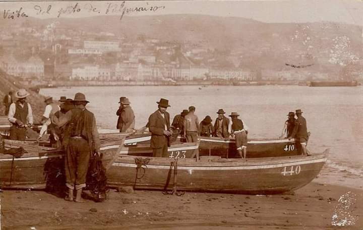 valparaiso's tweet photo. Debido a la expansión de la vía férrea fueron expropiados los terrenos cercanos al mar, por esta razón la Caleta Jaime se trasladó a los pies de la quebrada Hermana Honda, concluyendo en la fundación de la Caleta Portales el 19 de Enero de 1929. https://t.co/gx1lrCIkPr