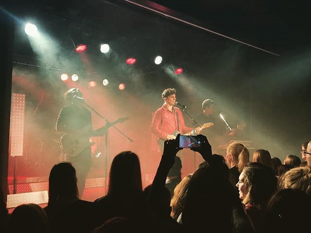 Immer noch geflasht von gestern... Danke Dresden! Das war so krass ❤ 
#timkamrad #teamkamrad #downandup #tour #light #by @maaex_g #love #dresden #scheune #tour #happy #goodtimes #stage #guitar #band bit.ly/2W6KIfk