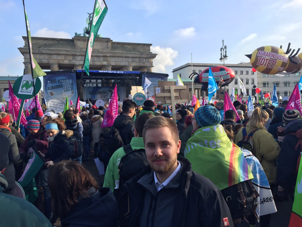 "Wir haben es satt" - so Tausende heute in Berlin. Aber was genau eigentlich? Mit einem konventionellen Schweinemäster auf der Anti-Grüne-Woche-Demo in Berlin: noz.de/deutschland-we… #whes #IGW2019