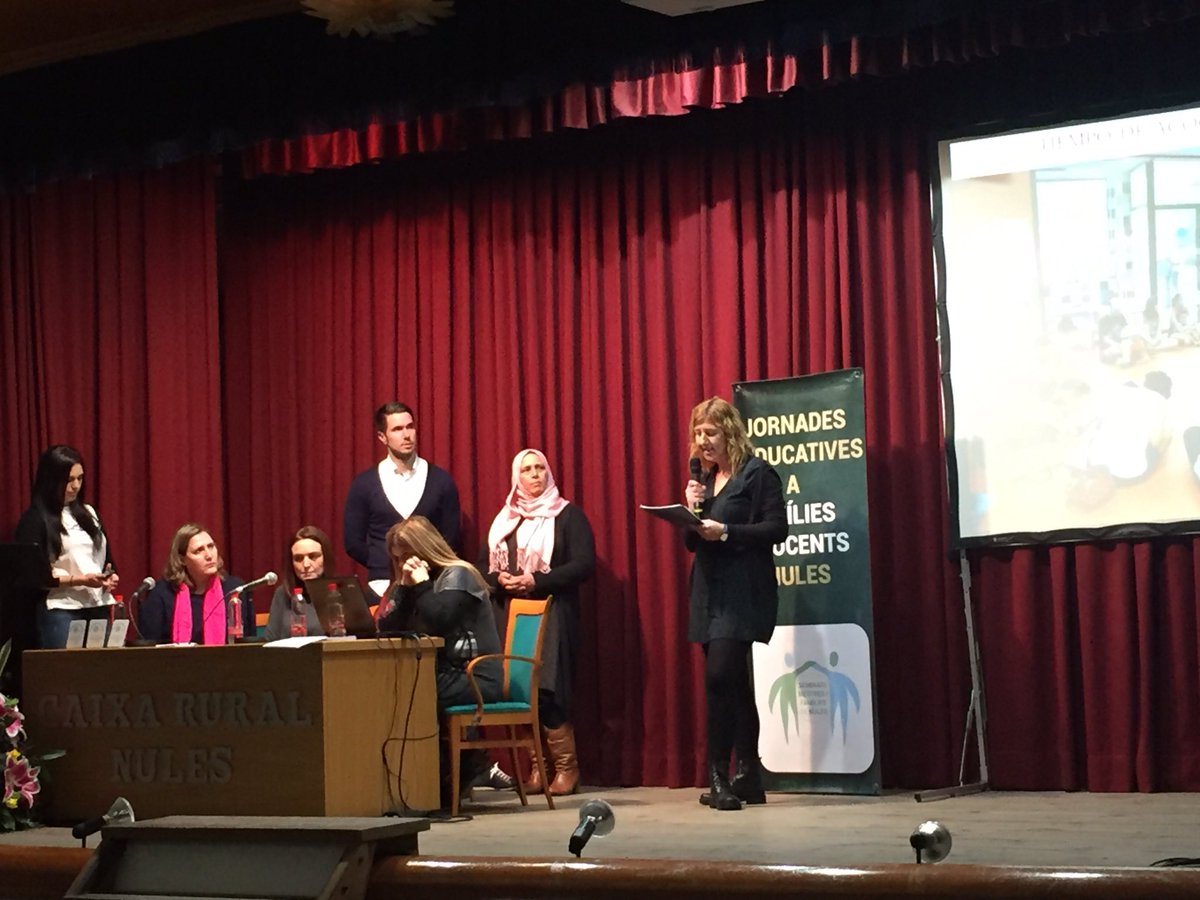 antoninavarro's tweet photo. .@Ceipausiasvall La Vall d'Uixó @ana_fresn i companys #MarisolCarreguí, mares/pares del centre  #SaidaKhaldoun #VicentFas expliquen el projecte d’innovació L’escola, espai obert a les famílies #lavallinnova a III Jornades educatives per a famílies i docents  #CsCEFIRE #NulesEduca https://t.co/qjaM8gzBm8