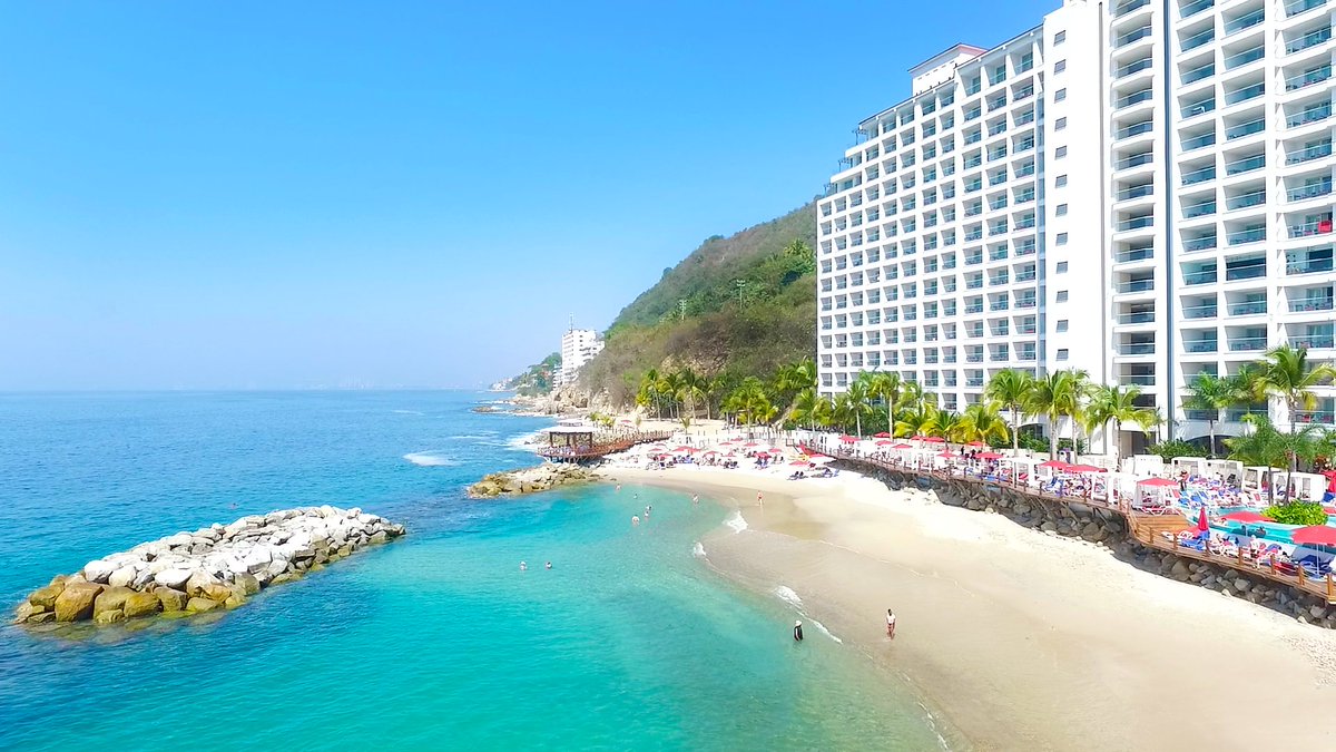 The #beach is all yours! Come with us and enjoy! ☀️ #GrandExperience #StayWithUs #PuertoVallarta 🏖