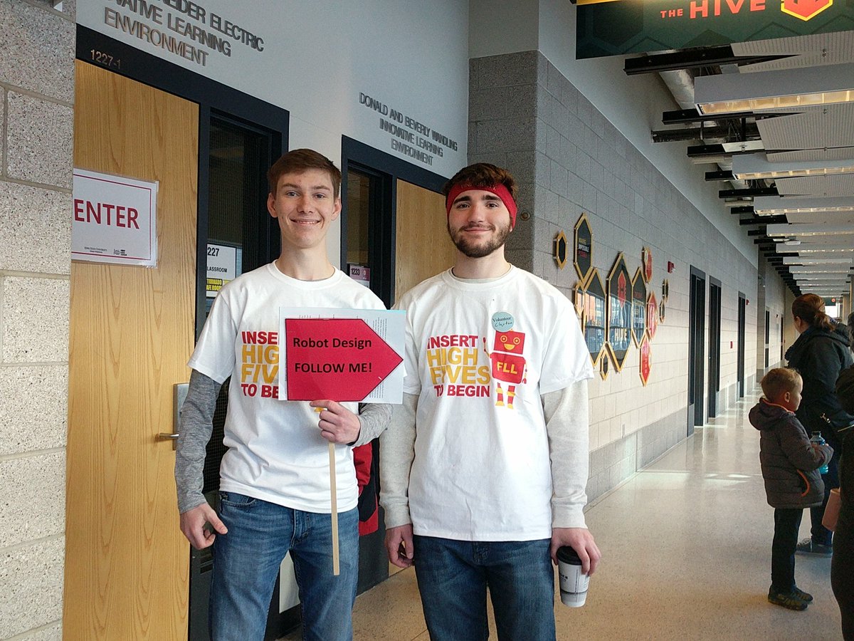 roboduckies's tweet image. #BionicBandits guide (Clayton) &amp;amp; #robotdesign helper (Adam) bonding over their courses 🤪. @IowaStateU #firstfriends #IntoOrbit