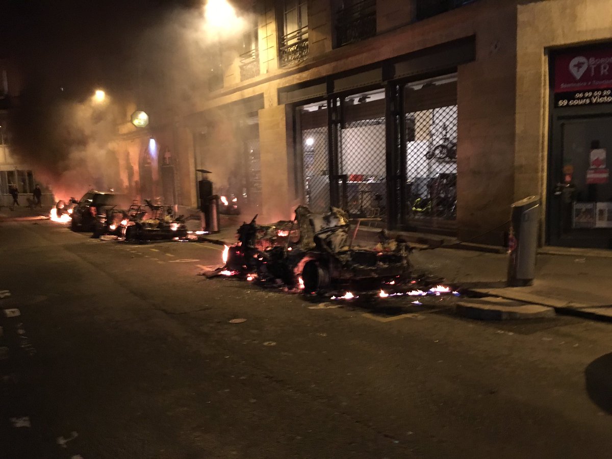 Protests in France - barricades rised in Paris - Page 15 DxSp2j6X0AMR-nU