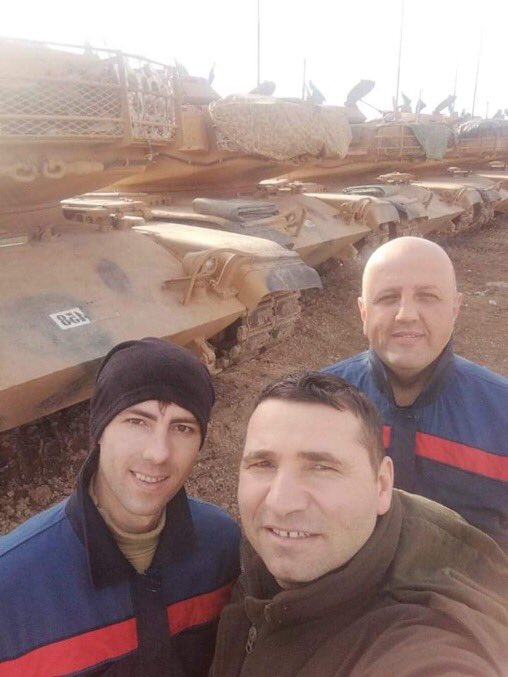BASTEMSLCI's tweet photo. TankpaletMilliYerli                              Bu resim bu gün Şırnak Silopi'de çekildi. Tank Palet işçisi sizin haberiniz dahi yokken bakım onarım faaliyeti yapıyor. Hemde 34 TL harcırahla. Ama siz yinede beğenmeyin.
TankPalet MilliYerli https://t.co/OzJVbIbT51