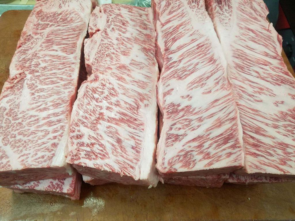 The Hokkaido Kobe Beef is coming back Friday at <a href="/CarnevorMKE/">Carnevor</a>!!

RT this and we will pick a random number / person to win a free 4 oz piece along with a glass of wine with it!