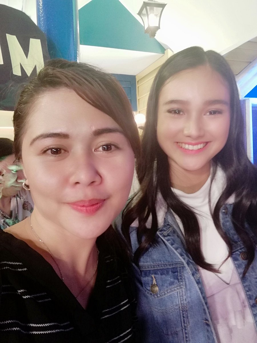 FloriefeD's tweet photo. This Girl is so precïous!😍 I love you Kare sori kong napakakulit ko kanina di ko lang tlaga mapigilan sarili ku nung nkta kita. Kare nahalikan ku kamay mo sobrang di talaga ako makapaniwala kare na ito na ito na na meet n tlga kita. Paka bait mu sobra kare @msKarinaB .Loveyou😍 https://t.co/QyHBUlt2SM