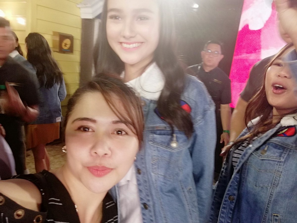 FloriefeD's tweet photo. This Girl is so precïous!😍 I love you Kare sori kong napakakulit ko kanina di ko lang tlaga mapigilan sarili ku nung nkta kita. Kare nahalikan ku kamay mo sobrang di talaga ako makapaniwala kare na ito na ito na na meet n tlga kita. Paka bait mu sobra kare @msKarinaB .Loveyou😍 https://t.co/QyHBUlt2SM