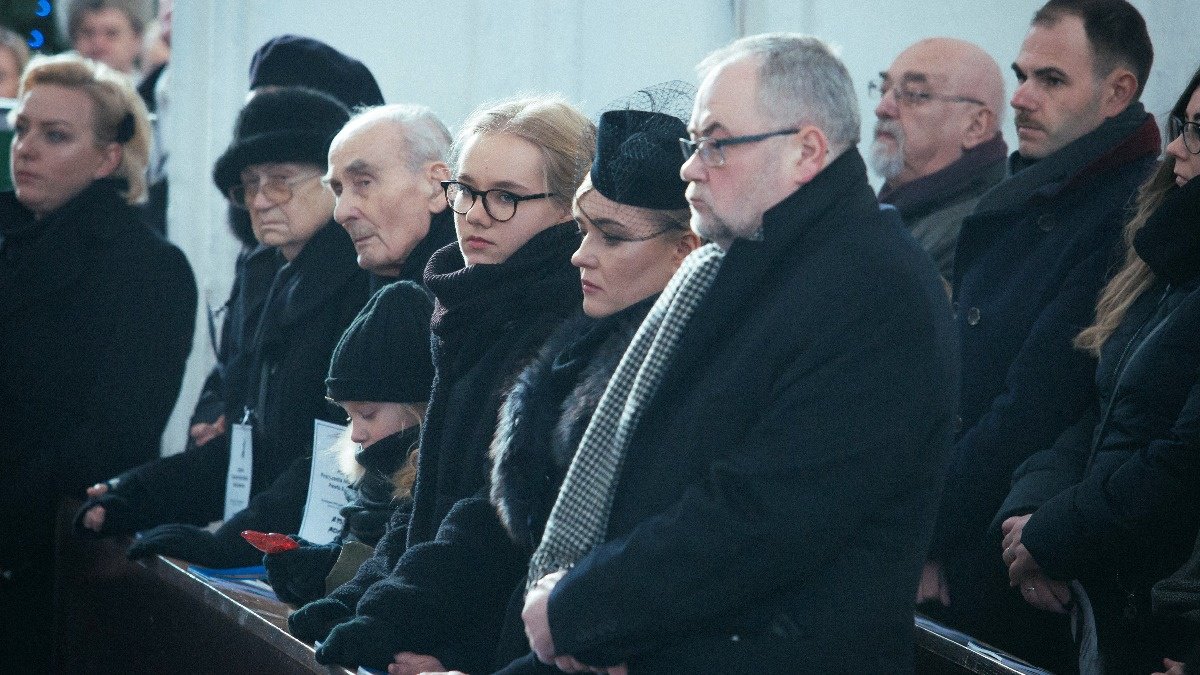 INSIGHT: Funeral held for murdered Gdansk mayor https://reut.rs/2FIslY2