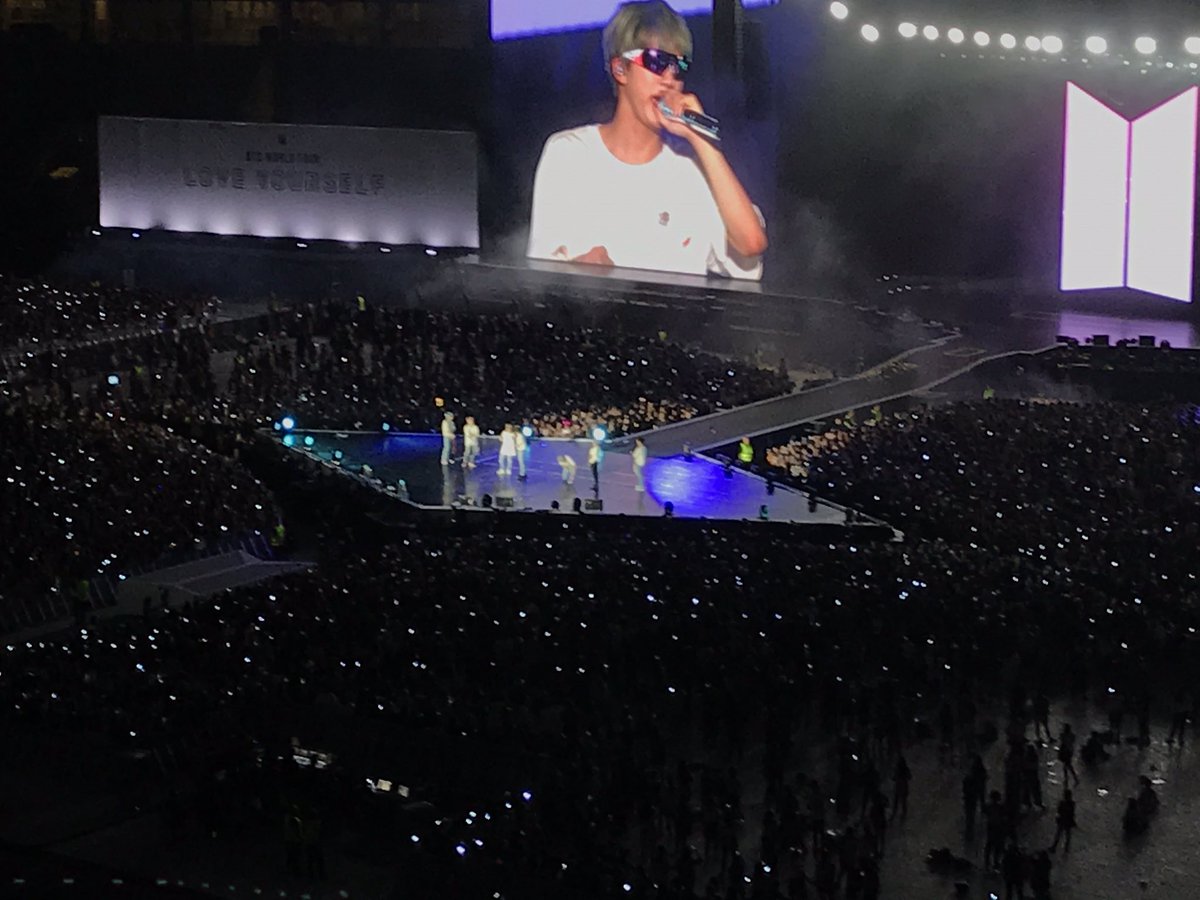sitipanie's tweet photo. Thank you @BTS_twt for spending your Saturday evening with us. I truly enjoyed the concert. I was the most alive when you boys performed songs from HYYH EPs 😜 #BTS #LOVEYOURSELFSG https://t.co/WJ5lx7Mp0R