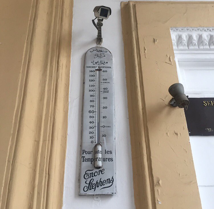 kitabelik's tweet photo. Senegal'in Osmanlı Sirkeci'sinde ne işi var? Sıra günlük hayatta. İlk örnek Büyük Postane'nin girişinden. Reklamlı bir termometre: "Stefens mürekkebleri/her kalem içün" FR'casındaysa "her iklim" vurgulanmış. Sonuç: İstanbul'un sıcaklığını Senegal'le kıyaslamak bkz. #sömürgecilik https://t.co/9S6bTfZQzr