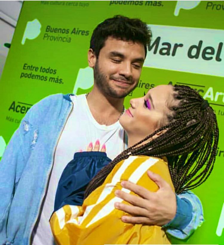 soydantefake's tweet photo. De donde saca tanta belleza @SoySimonafake https://t.co/D8H7xrDq6i